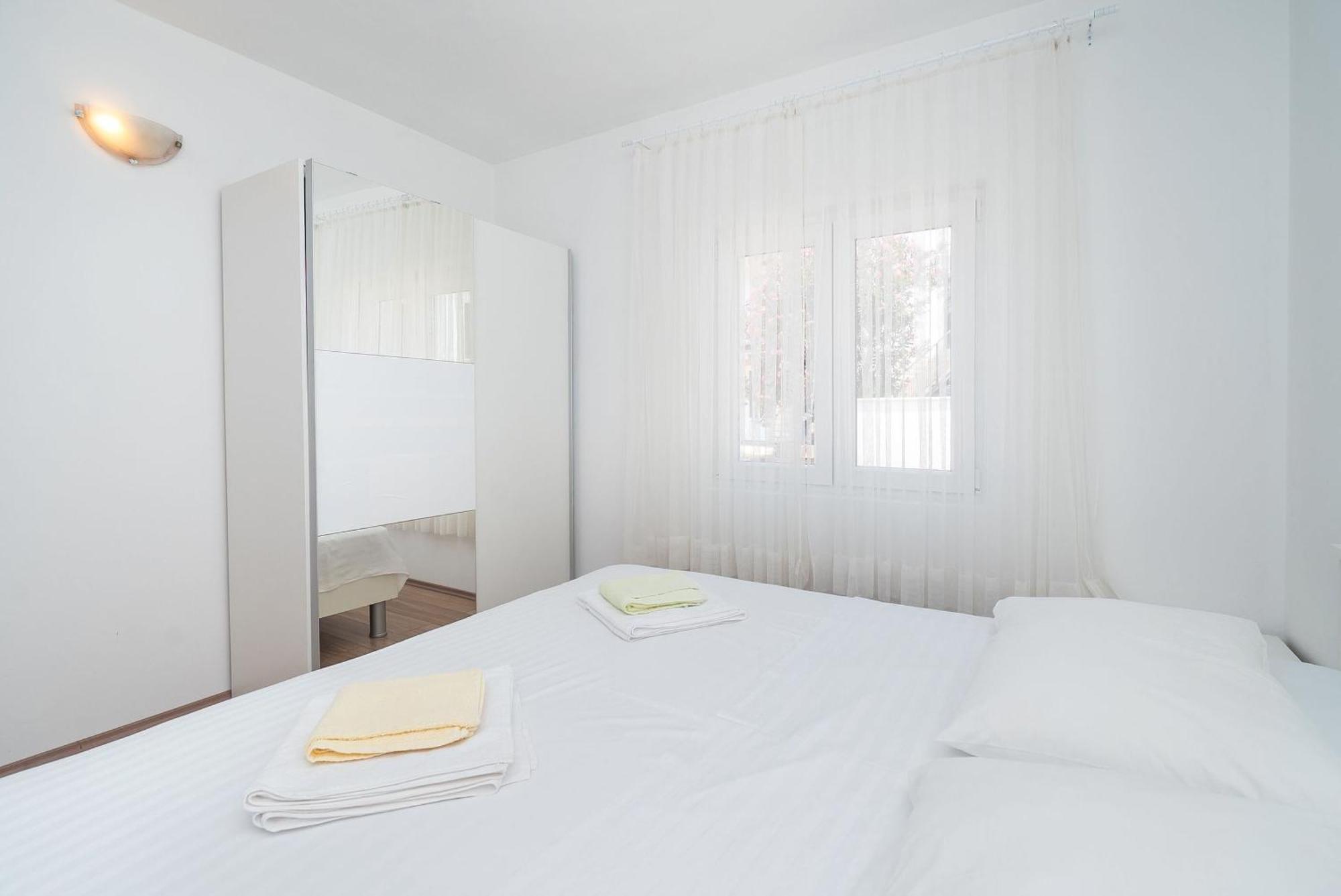 Apartment Ljuba Примоштен Экстерьер фото