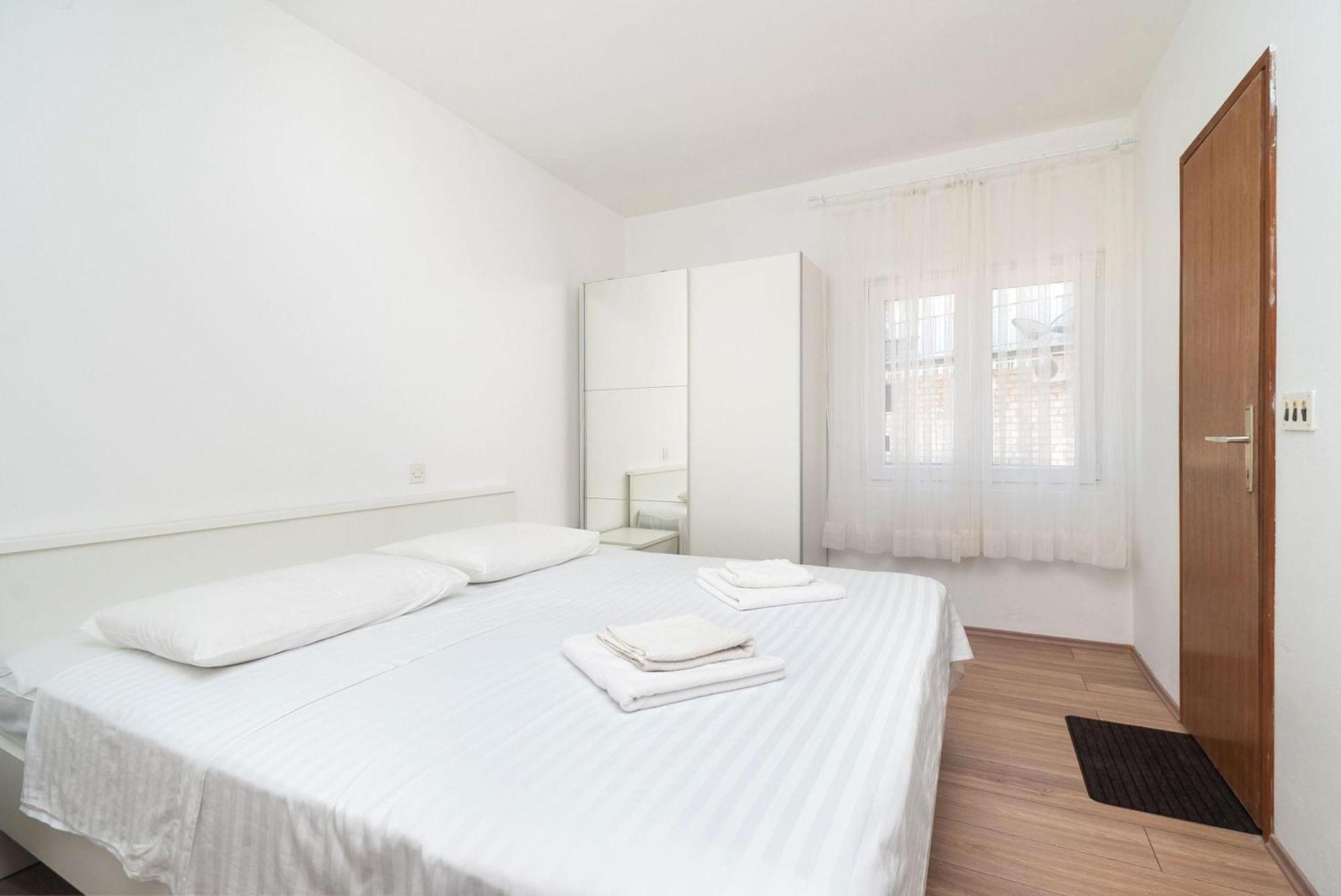 Apartment Ljuba Примоштен Экстерьер фото